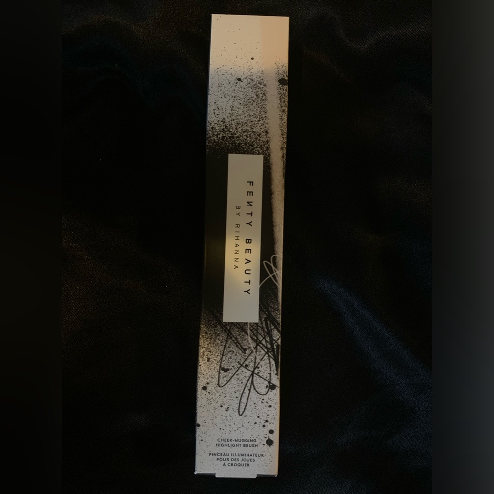 Fenty Beauty Cheek-Hugging Highlight Brush 120